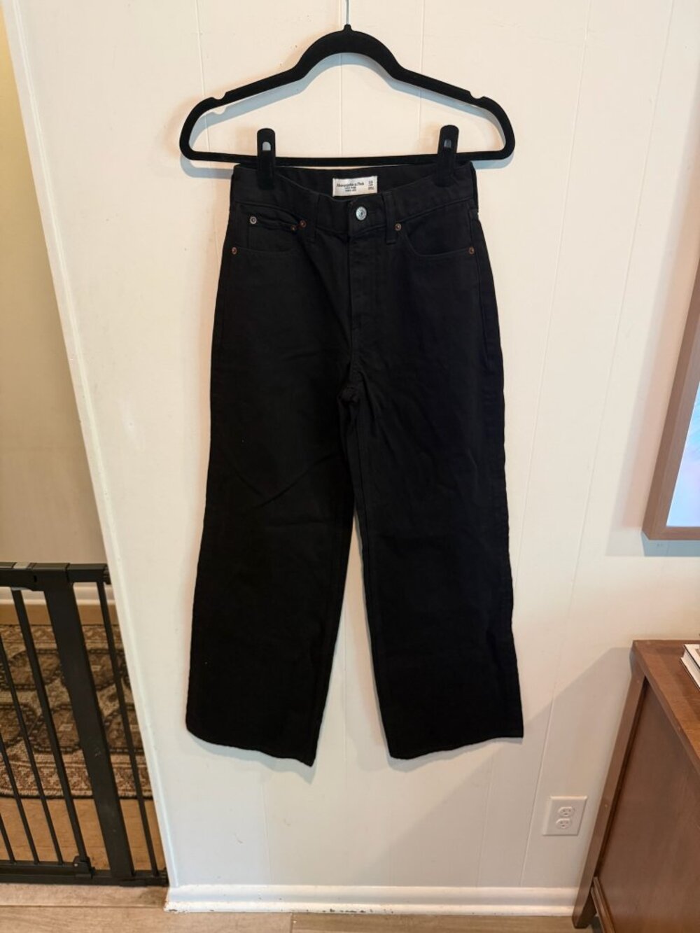 A&F High Rise Wide Leg jeans in black, size 23 Long